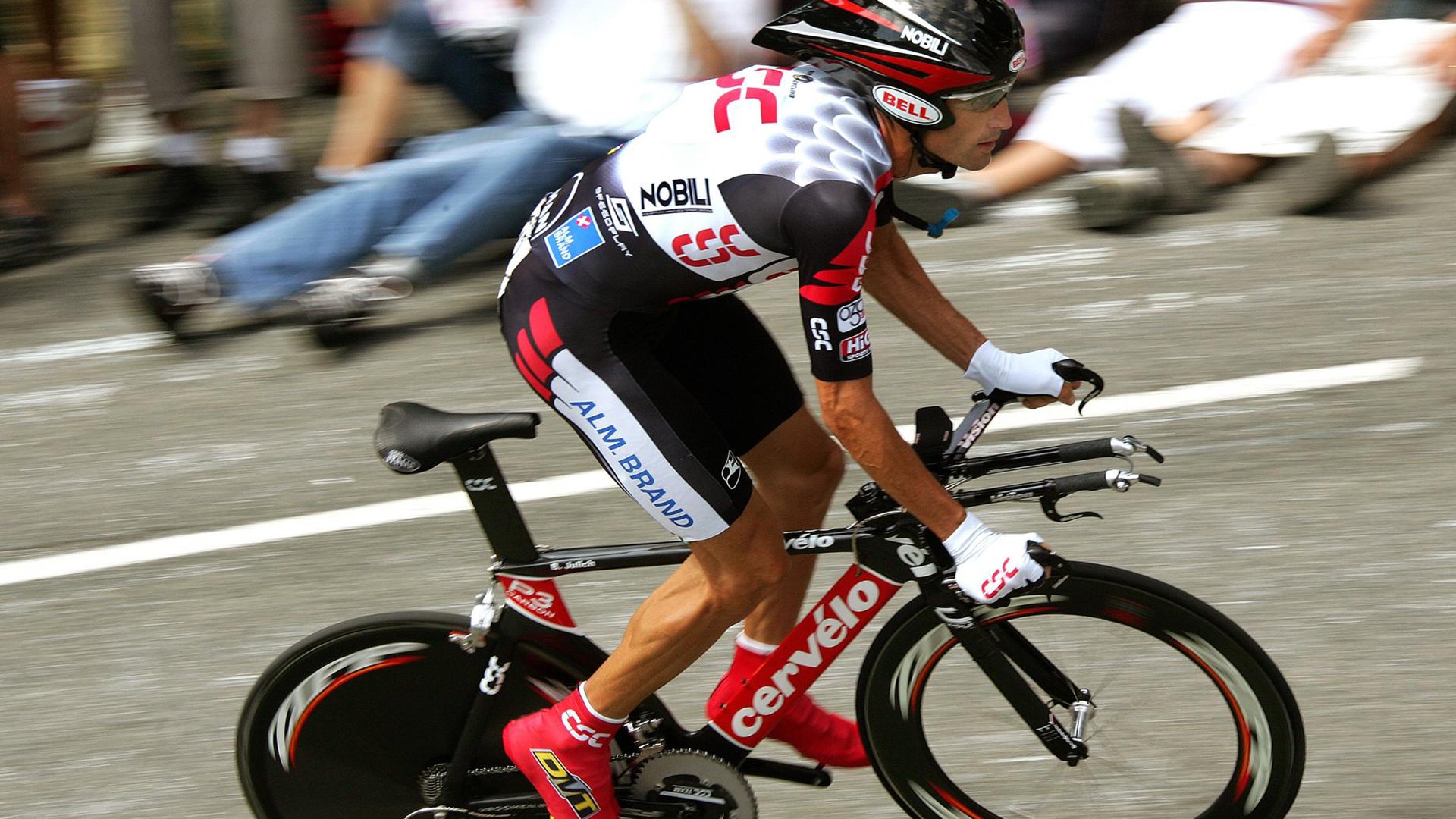 异想天开的足球广告：带你领略不同的创意，足球广告视频